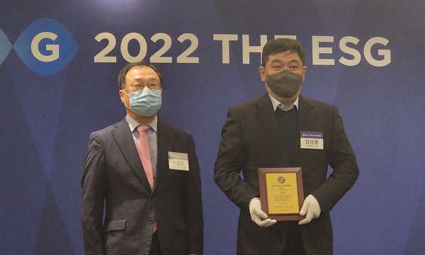 김성중(오른쪽) 대웅제약 상무(홍보실장)가 이철순 에프앤가이드 대표로부터 ‘2022 THE ESG’ 사회분야 지역사회부문 대상을 수상한 후 기념촬영하고 있다.대웅제약