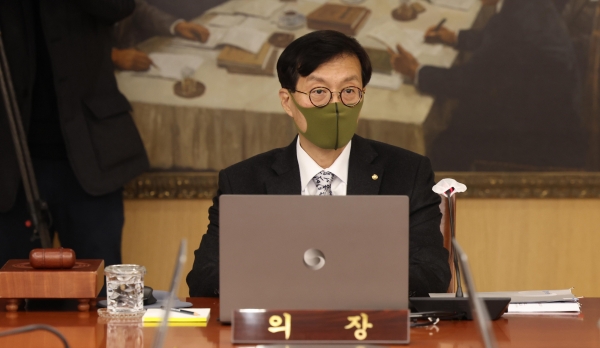 이창용 한국은행 총재가 24일 서울 중구 한국은행에서 열린 금융통화위원회 본회의에 참석하고 있다.