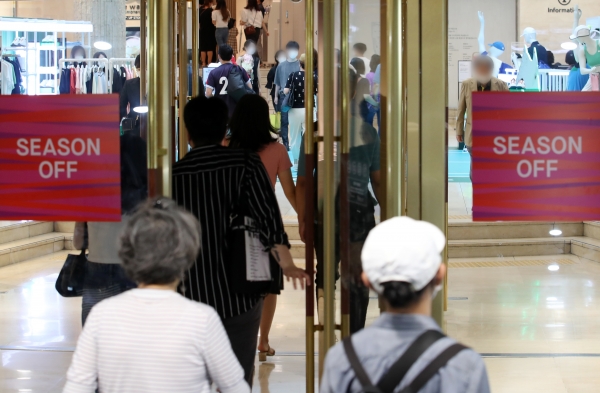 백화점 업계가 여름 정기 세일에 돌입한 후 첫 주말인 26일 오후 서울 중구 롯데백화점이 시민들로 붐비고 있다.