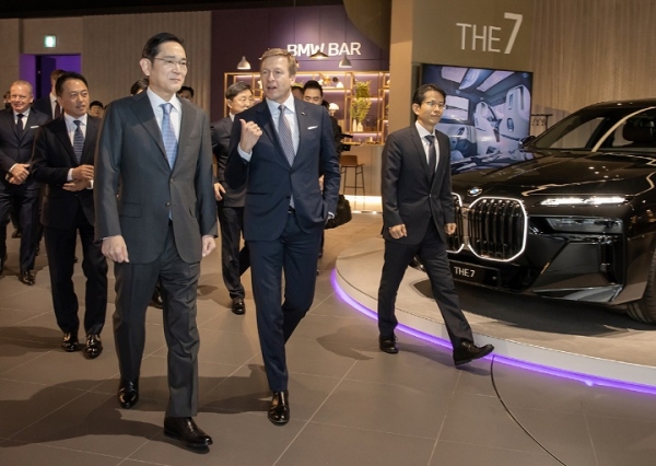 이재용 삼성전자 회장은 17일 인천 영종도에 위치한 BMW 드라이빙 센터에서 올리버 집세(Oliver Zipse) BMW CEO 등 경영진과 만나 삼성SDI의 최첨단 'P5' 배터리셀이 적용된 BMW의 최신 전기차 ‘뉴 i7’ 등을 살펴봤다. 삼성전자