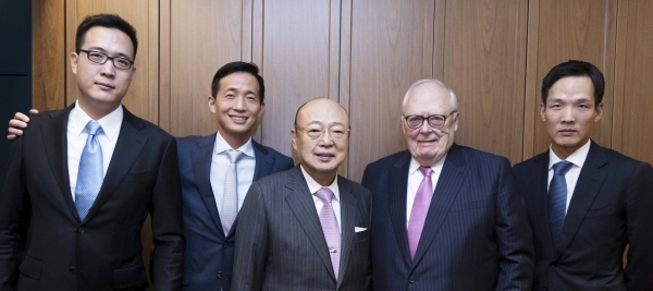 김동선 한화호텔앤드리조트 전무(왼쪽부터), 김동관 한화솔루션 부회장, 김승연 한화그룹 회장, 퓰너 헤리티지재단 회장,김동원 한화생명 부사장.