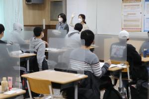 수능 사상 초유 ‘칸막이 책상’ 도입…시험장 응원전도 자취 감춰