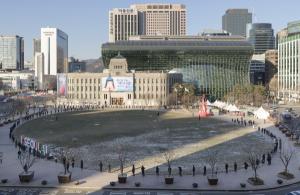 서울광장에 설치된 임시선별진료소...한파에도 길게 늘어선 대기줄