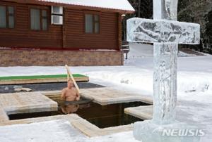 푸틴, 영하 20도 날씨에 얼음물 목욕…정교회 행사 참여해 건재 과시