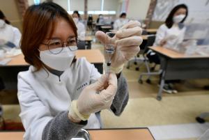 [포토] 코로나19 백신 접종 앞두고 실습 교육에 나선 간호사들