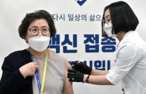 [포토] 코로나19 백신 접종 받는 요양병원 종사자