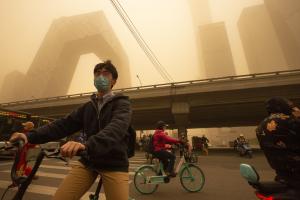 [포토] 최악의 황사가 뒤덮은 중국 베이징…올해 첫 황색경보
