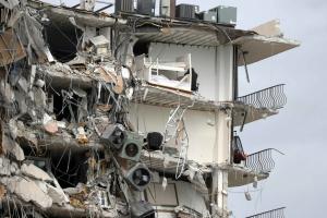 美 마이애미 해변 12층 아파트 붕괴…3명 사망에 99명 연락 두절