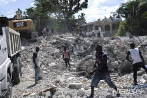아이티, 강진에 사망자 최소 1400명...부상자 6900명