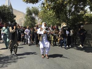 아프가니스탄 장악 탈레반, 여성 시위대 총기로 진압해 논란