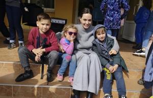 참혹한 전쟁 속 우크라이나 아이들 위로한 안젤리나 졸리