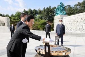 박병석 국회의장 대전현충원 참배...“국가균형발전 위해 헌신할 것”
