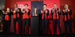 FIFA 월드컵 트로피 한국서 첫 선…코카콜라 주최 ‘실물 공개’ 성황