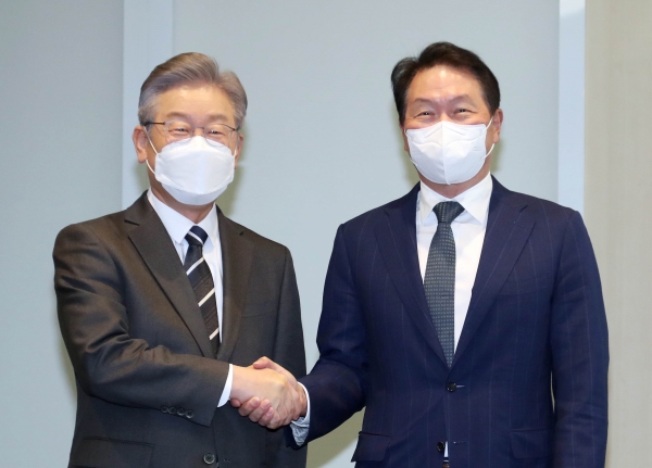이재명 대선후보가 '제1의 경제단체장' 최태원 회장과 손잡은 까닭 < 산업 < 기사본문 - 인사이트코리아