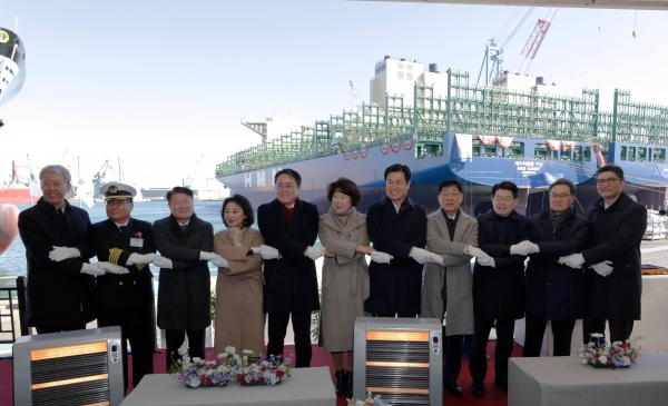 24일 HD현대중공업 울산본사에서 개최된 ‘HMM 가닛호’(HMM Garnet) 명명식 행사에서 관계자들이 기념 촬영을 하고 있다. (좌측 세 번째부터 김경배 HMM 사장, 홍애정 여사(대모), 강도형 해양수산부 장관, 우측 세 번째 김양수 해양진흥공사 사장)