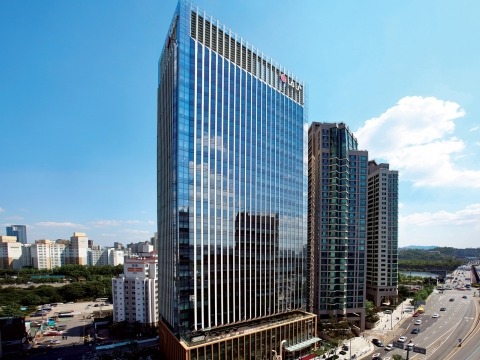 LG유플러스는 2023년 연간 매출&nbsp;14조3726억원,&nbsp;서비스매출&nbsp;11조6364억원,&nbsp;영업이익&nbsp;9980억원을 기록했다고&nbsp;7일 밝혔다.&lt;LG유플러스&gt;