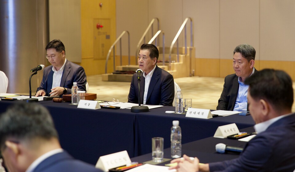 한국철강협회 10대 회장으로 선임된 장인화(가운데) 포스코그룹 회장은 그린 철강을 주도해야할 큰 임무를 맡게 됐다.<한국철강협회>