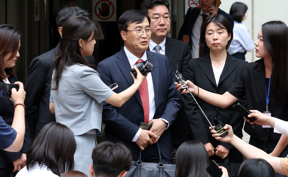 노소영 아트센터 나비 관장 측 법률대리인인 김기정 변호사가 30일 오후 서울 서초구 서울고등법원에서 열린 '최태원 SK그룹 회장과 노소영 관장의 이혼소송 항소심 선고 공판'을 마친 후 취재진의 질문에 답변하고 있다.<뉴시스>