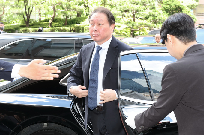 최태원 SK그룹 회장이 3일 오전 서울 종로구 SK서린사옥에서 열린 임시 수펙스추구협의회에 참석해 “개인적인 일로 SK 구성원과 이해관계자 모두에게 심려를 끼쳐 죄송하다”고 했다.<뉴시스>