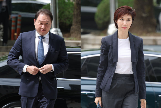 최태원(왼쪽) SK그룹 회장과 노소영 아트센터 나비 관장이 지난 4월 16일 오후 서울 서초구 서울고등법원에서 열린 이혼 소송 항소심 2차 변론에 출석하고 있다. <뉴시스>