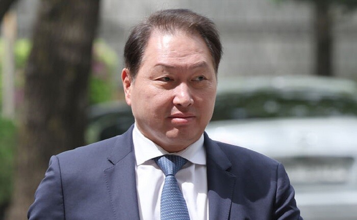 최태원 SK그룹 회장은 지난 3일 임시 수펙스추구협의회에 참석해 최근 이혼소송 항소심 판결과 관련해 그룹 성장사를 부정한 재판부 판결에 유감을 표명했다. <뉴시스>