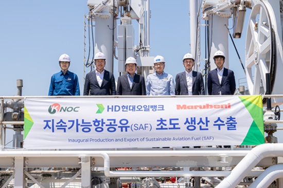 지속가능 항공유 초도 생산 수출 행사에 참석한 관계자들이 기념촬영 하고 있다. 왼쪽부터 이주현 한국석유공사 서산지사장, 전병혁 한국석유공사 석유사업처장, 박진혁 HD현대오일뱅크 트레이딩부문장, 이승호 HD현대오일뱅크 생산운영기획부문장, 마사토미 류이치 한국마루베니 대표, 시라이시 준페이 마루베니 차세대 연료사업기획팀장.<HD현대오일뱅크>