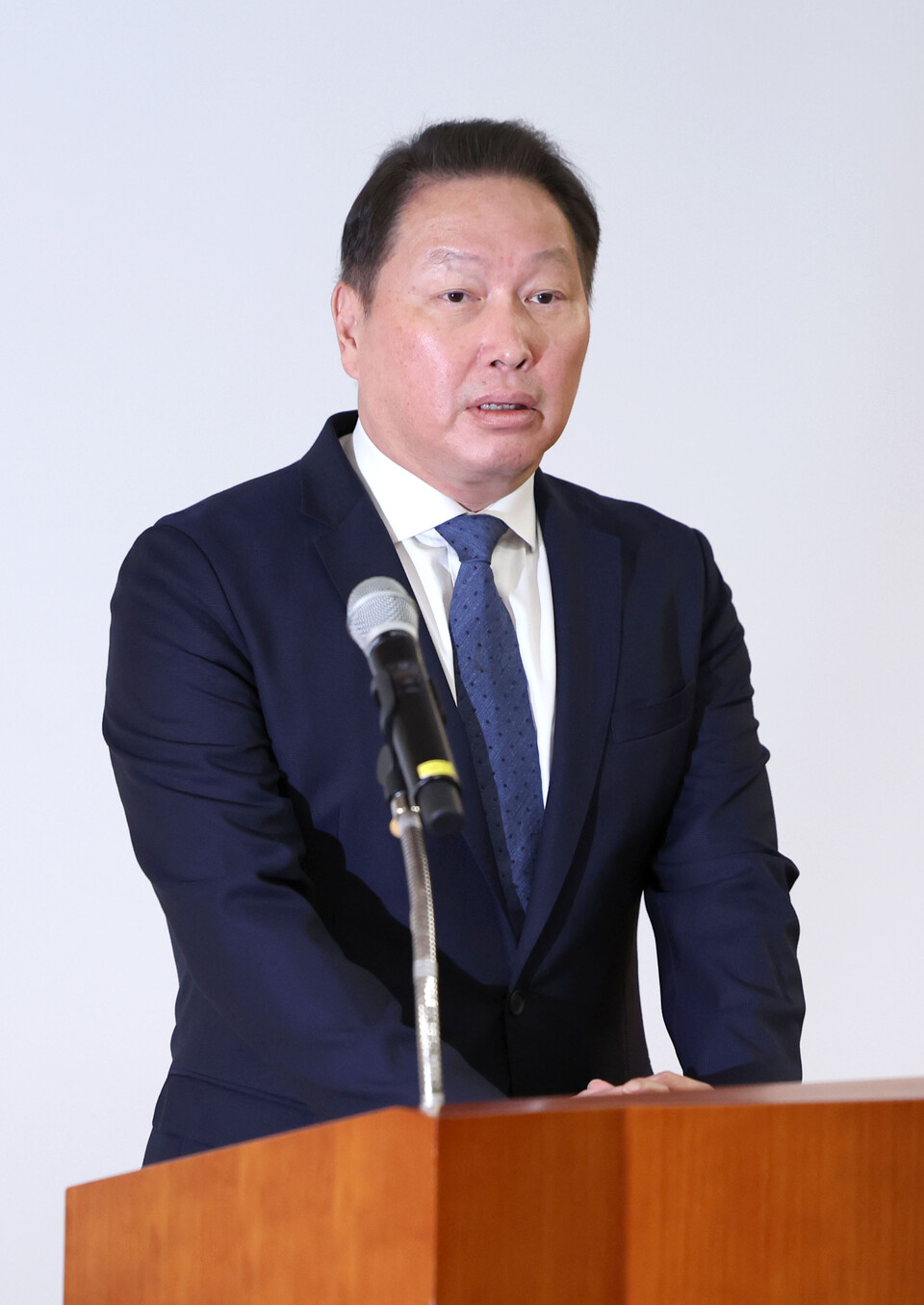 최태원 SK그룹 회장이 17일 서울 종로구 SK서린빌딩에서 노소영 아트나비센터 관장과의 이혼소송·재산분할 항소심 판결 관련 공식 입장을 발표하고 있다. <뉴시스>