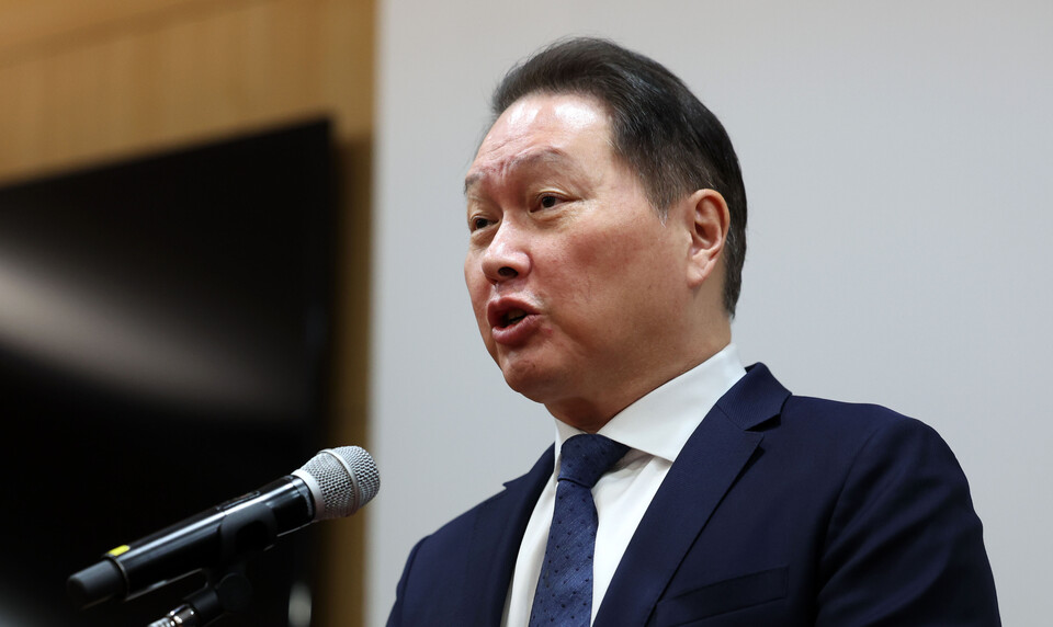 최태원 SK그룹 회장이 17일 서울 종로구 SK서린빌딩에서 노소영 아트나비센터 관장과의 이혼소송·재산분할 항소심 판결 관련 공식 입장을 발표하고 있다. <뉴시스>