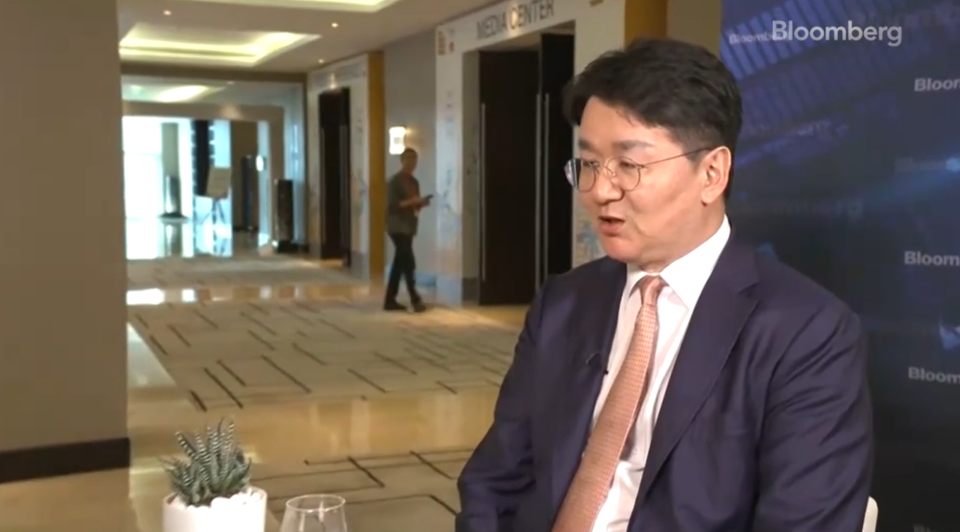 조원태 한진그룹 회장이 지난 2일 국제항공운송협회(IATA) 연례총회에 앞서 블룸버그통신과 인터뷰를 하고 있다.<블룸버그TV>