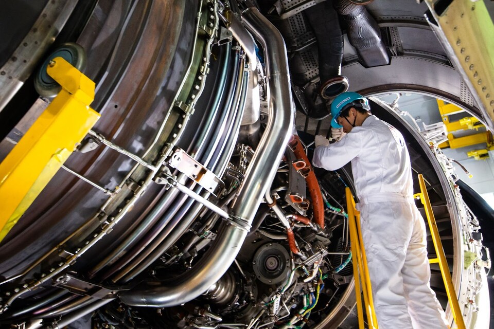 인천 영종도 대한항공 엔진테스트셀(ETC)에서 정비사가 항공기 엔진을 정비하고 있다. <대한항공>