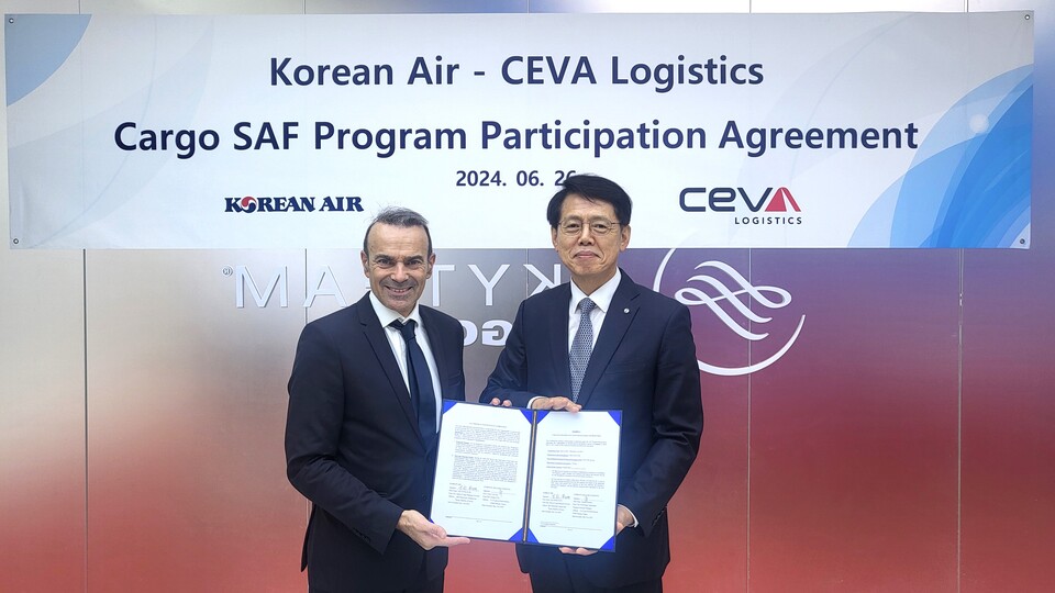 대한항공은 글로벌 물류 기업인 세바 로지스틱스(CEVA  Logistics)와 지속가능항공유(SAF) 사용을 위한 파트너십을 체결했다고 27일 밝혔다.<대한항공>