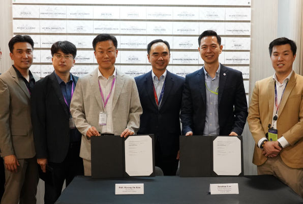 지난 2일 현대제철과 ARTC가 철강 제조공정 혁신 및 품질 개선을 위한 AI 기술개발 협력 NDA를 체결했다. (왼쪽부터 문태수 현대제철 머신비전연구팀장, 한학수 공정제어기술실장, 김형진 공정연구센터장, David Low ARTC CEO, Jonathan Low Assistant Chief Executive, Jeremy Ho Weng Keong Business Lead).<현대제철>