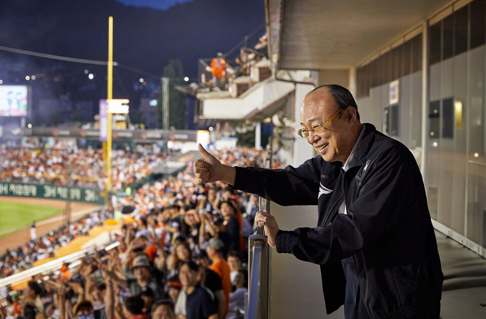 김승연 한화그룹 회장이 대전 한화생명이글스파크를 방문한 팬들과 인사하고 있다.<한화>
