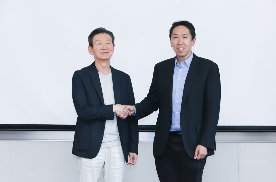 황현식 LG유플러스 사장이 인공지능 세계 4대 석학 중 한 명인 앤드류 응 스탠퍼드대 교수와 만나 글로벌 AI 협력 방안에 대해 논의했다. 지난 29일 LG유플러스에서 만난 황현식 사장(왼쪽)과 앤드류 응 교수가 기념촬영을 하고 있다.<LG유플러스>