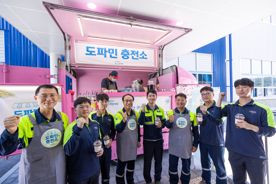 포스코퓨처엠 경영진이 포항 음극재 공장을 찾아 간식을 전달했다.<포스코퓨처엠>