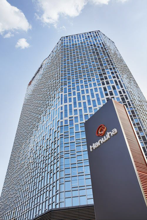 한화솔루션은 회사채·대출로 2조원의 자금 조달을 통해 재무구조 개선에 나선다.<한화>