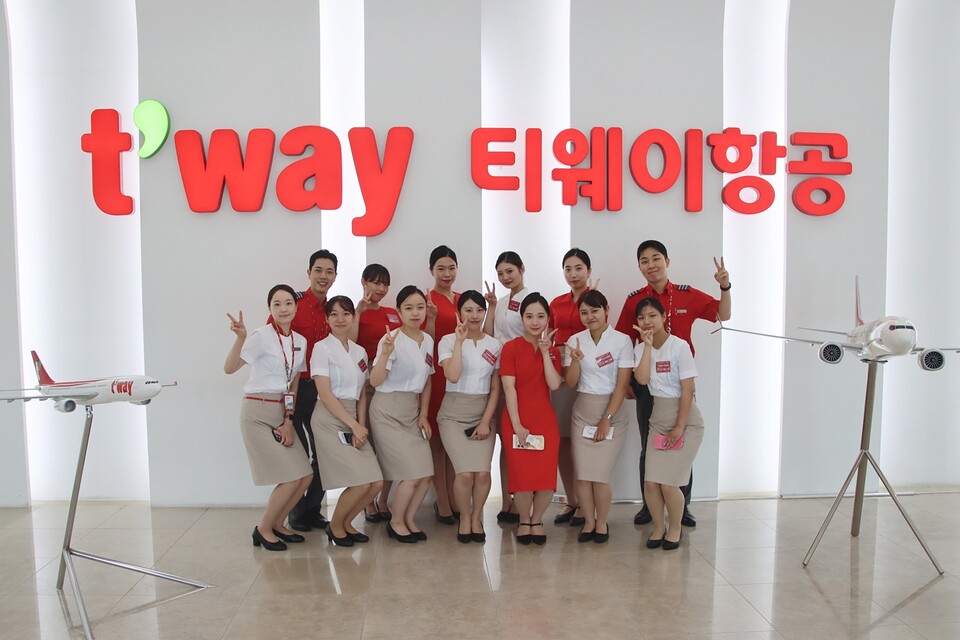 티웨이항공이 일본 대학생을 대상으로 승무원 체험 프로그램을 실시했다.<티웨이항공>