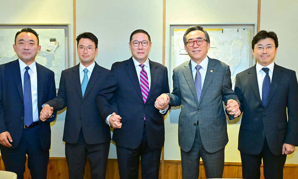 조현상 HS효성 부회장이 26일 아시아태평양경제협력체(APEC) 기업인자문위원회(ABAC) 신규위원으로 선임됐다. 조현상(왼쪽에서 세 번째) HS효성 부회장이 조태열(오른쪽에서 두 번째) 외교부 장관 등 참석자들과 포즈를 취하고 있다.<HS효성>