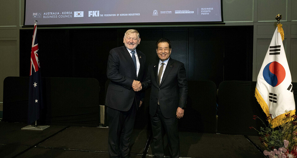 호주 퍼스에서 열린 ‘제45차 한-호주 경제협력위원회 합동회의’에서 장인화(오른쪽) 포스코그룹 회장 겸 한-호 경협위 위원장과 마틴 퍼거슨 호-한 경협위 위원장이 기념촬영을 하고 있다.<포스코>