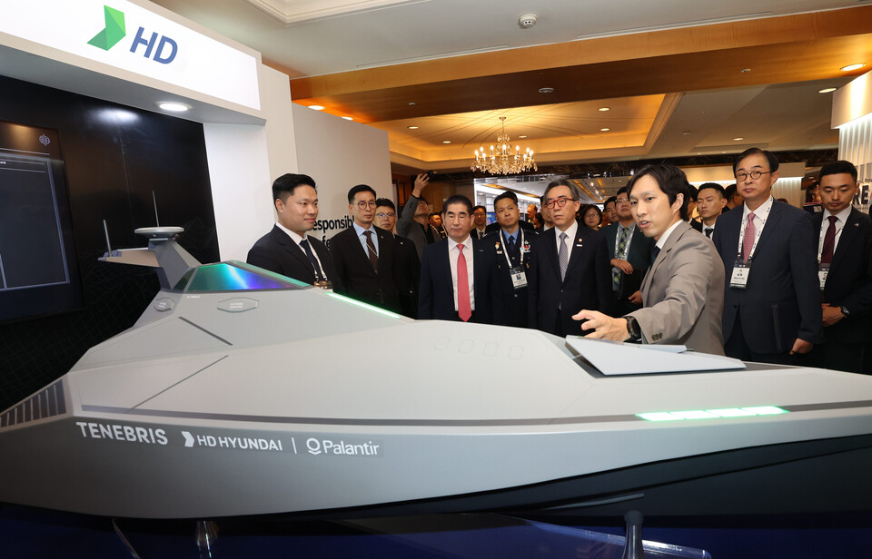 9일 서울 중구 롯데호텔에서 열린 ‘REAIM Summit 2024’에서 조태열 외교부 장관(앞줄 우측으로부터 세 번째), 김용현 국방부 장관(앞줄 우측으로부터 네 번째)이 HD현대 부스를 찾아 무인함정 기술에 대한 설명을 듣고 있다.<HD현대>