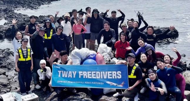 제주도 서귀포시 하례리 해안가에서 진행된 해양 정화 활동 후 티웨이항공 ‘프리다이버스‘ 및 ‘플로빙 코리아‘가 기념 사진을 촬영하고 있다.<티웨이항공>