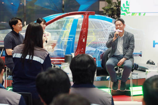 서강현 현대제철 사장(오른쪽 첫번째)이 지난 6월 5일 당진제철소 기술연구소 1층 로비에서 진행된 타운홀 미팅에서 직원들과 대화의 시간을 가지고 있다.<현대제철>