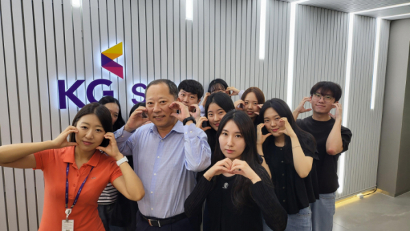 박성희(앞줄 가운데) KG스틸 대표와 신입사원들이 기념사진을 촬영하고 있다.<KG스틸>