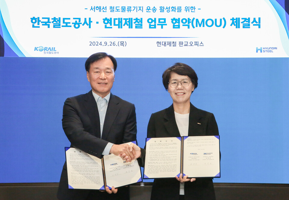 (왼쪽부터) 신학균 현대제철 구매물류담당, 김양숙 한국철도공사 물류본부장.<현대제철>