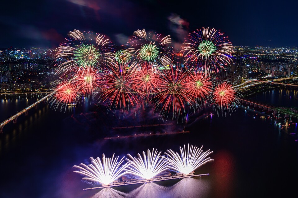 '서울세계불꽃축제 2023'에서 선보인 한화의 불꽃 모습. <한화>