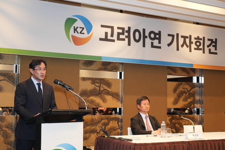 최윤범(왼쪽) 회장은 추석 연휴 기간인 지난달 16~18일 일본, 홍콩, 싱가포르 등 아시아를 돌면서 우군 확보와 자금 마련에 분주히 나섰다.<고려아연>