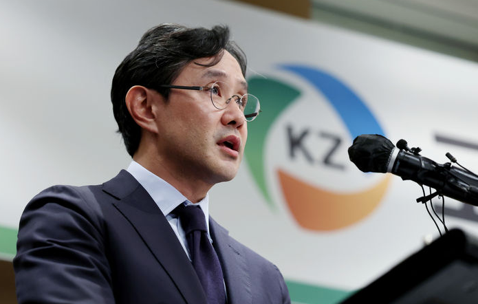 최윤범 고려아연 회장이 지난 2일 오후 서울 용산구 그랜드하얏트호텔에서 열린 기자회견에서 발언하고 있다.<뉴시스>