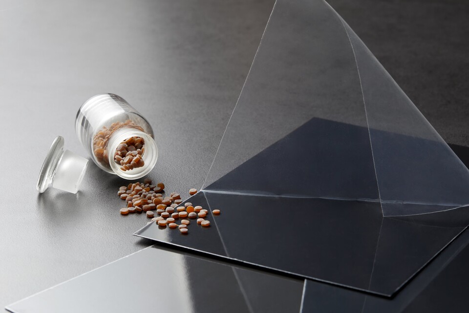 동국씨엠이 친환경 컬러강판 보호필름 ‘DK-BDF’을 세계 최초로 개발했다.<동국씨엠>