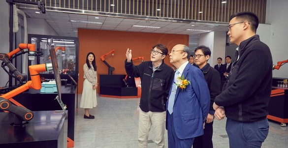 지난 4월 5일 한화로보틱스 본사에 방문한 김승연 회장.