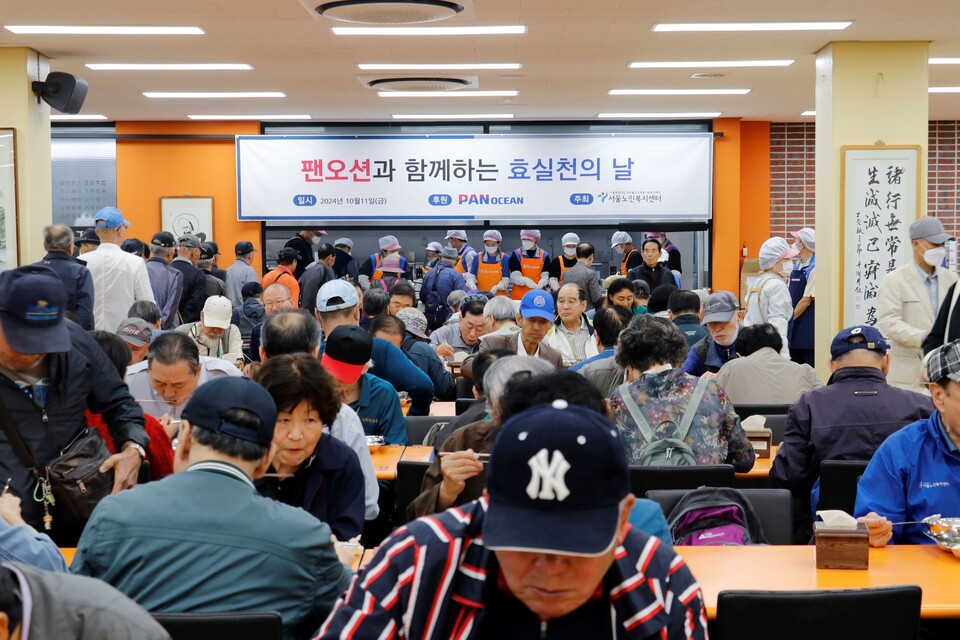 팬오션은 지난 11일 지역사회와의 나눔과 상생 경영을 실천하기 위해 종로구 서울노인복지센터에서 기부 및 배식 봉사활동을 진행했다.<팬오션>